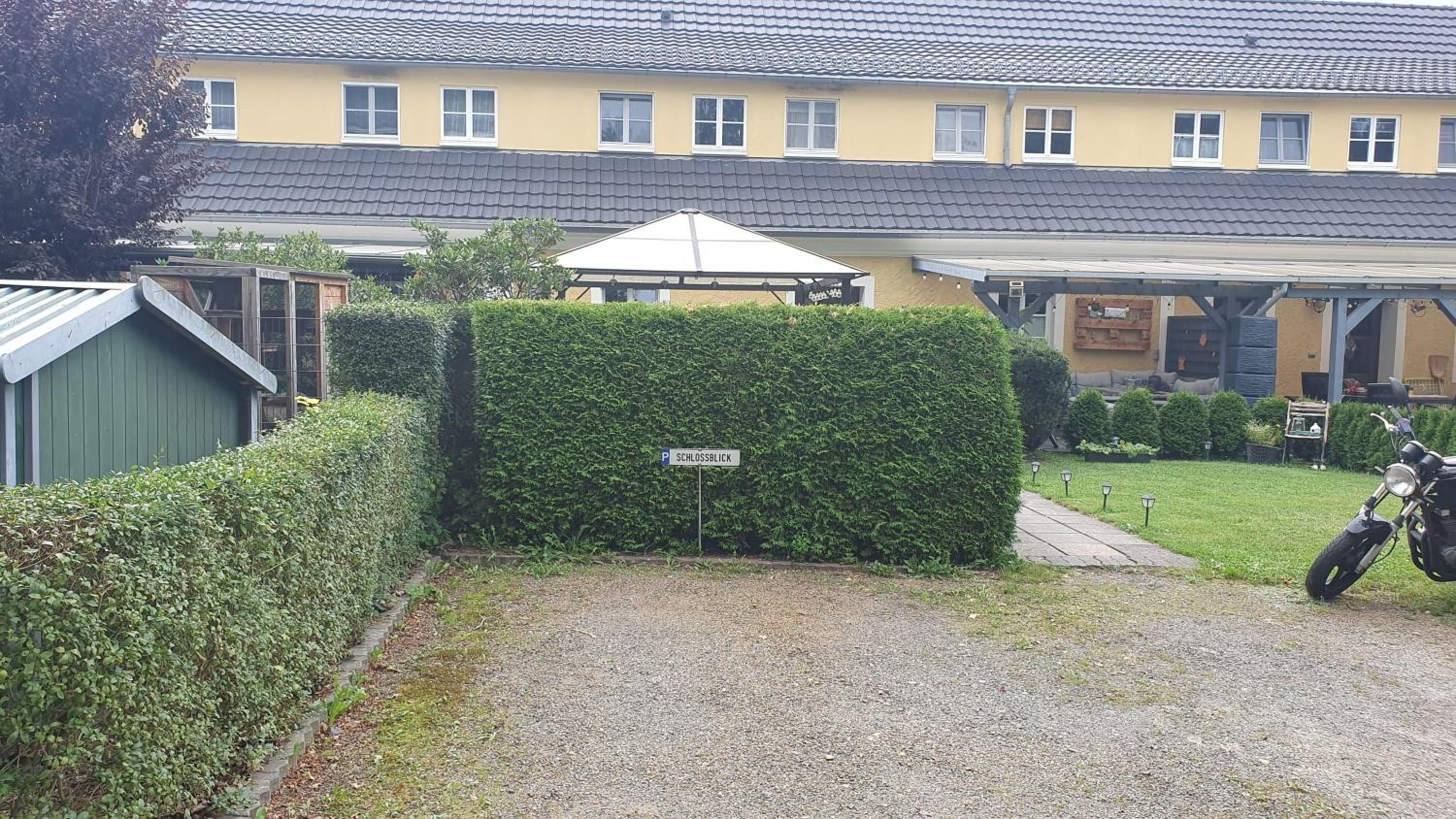 Ferienwohnung Schlossblick Direkt gegenüber dem Schloss, Rhododendronpark mit Terrasse und WLAN