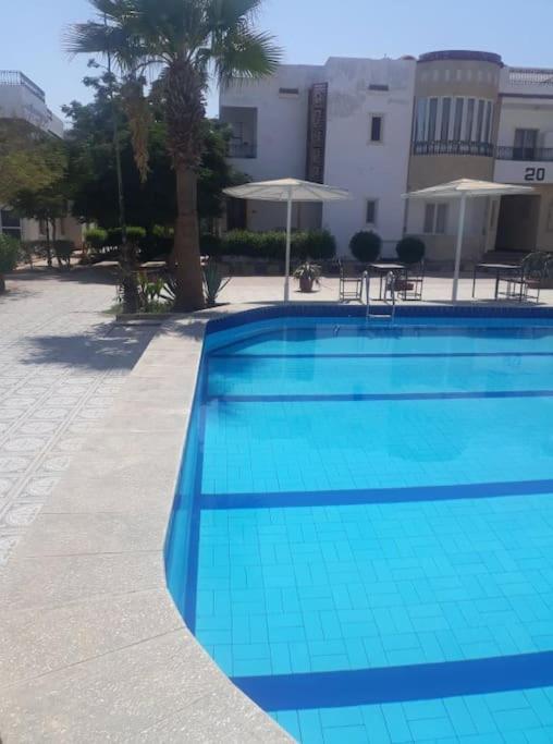 Amazing 2-Bed private Apartment with shared pools view 5