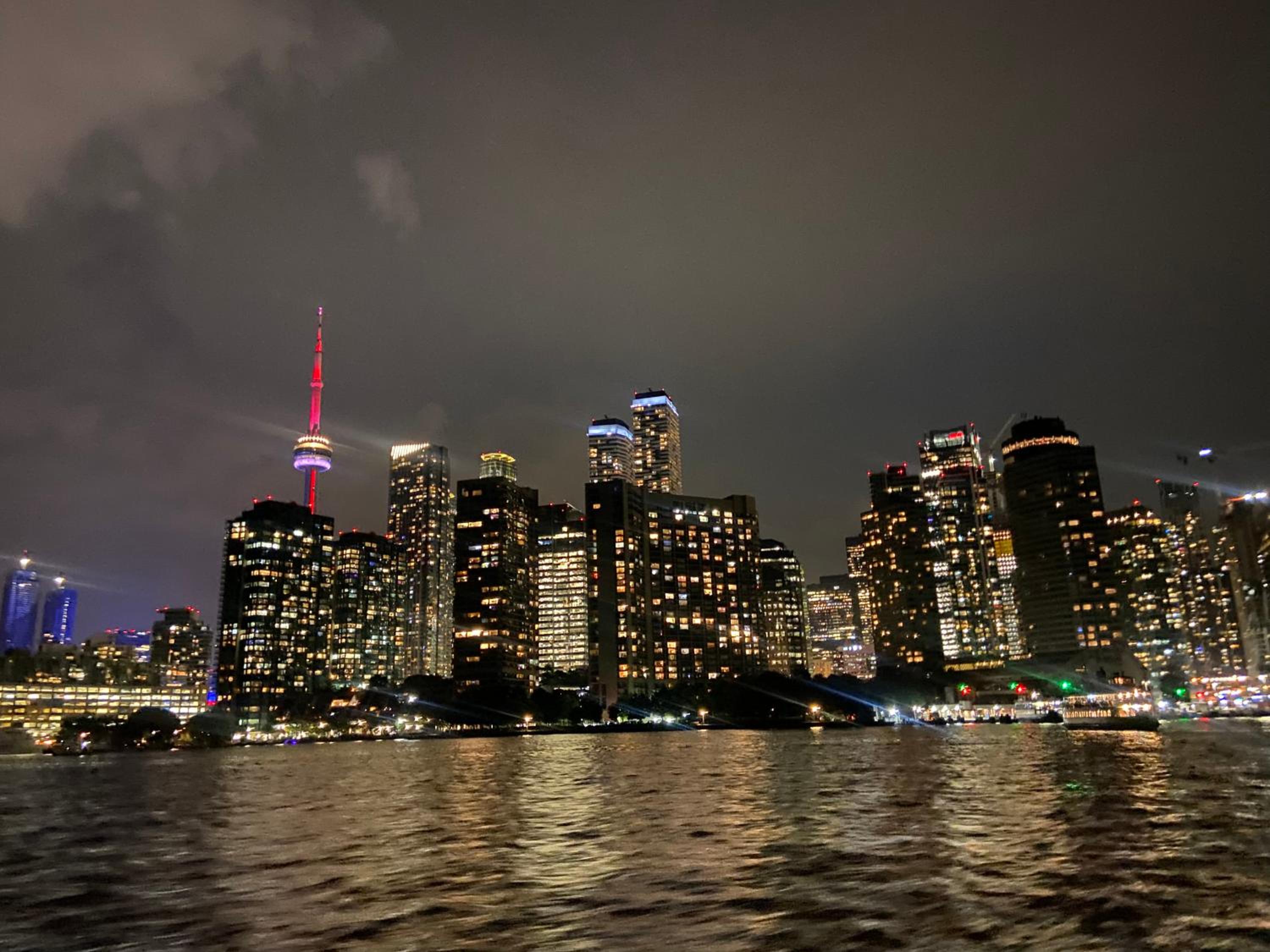 Million Dollar Lake-view - Harbourfront Spacious 2 bedroom- 2 bathroom Condo across the lake with stunning lake view with Free Parking!