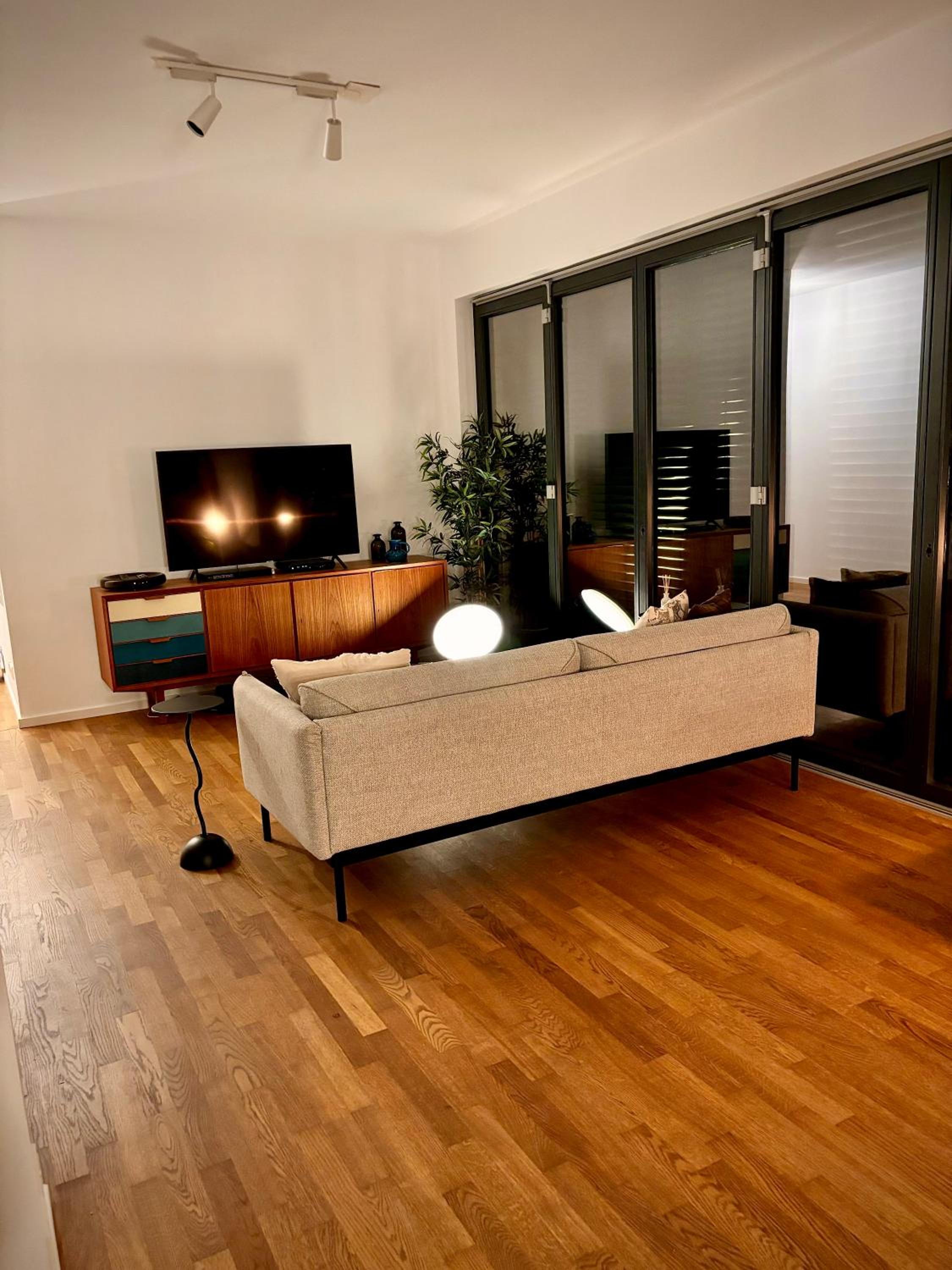 2 Bedroom Mauerpark-Apartment, Berlin Mitte View calendar