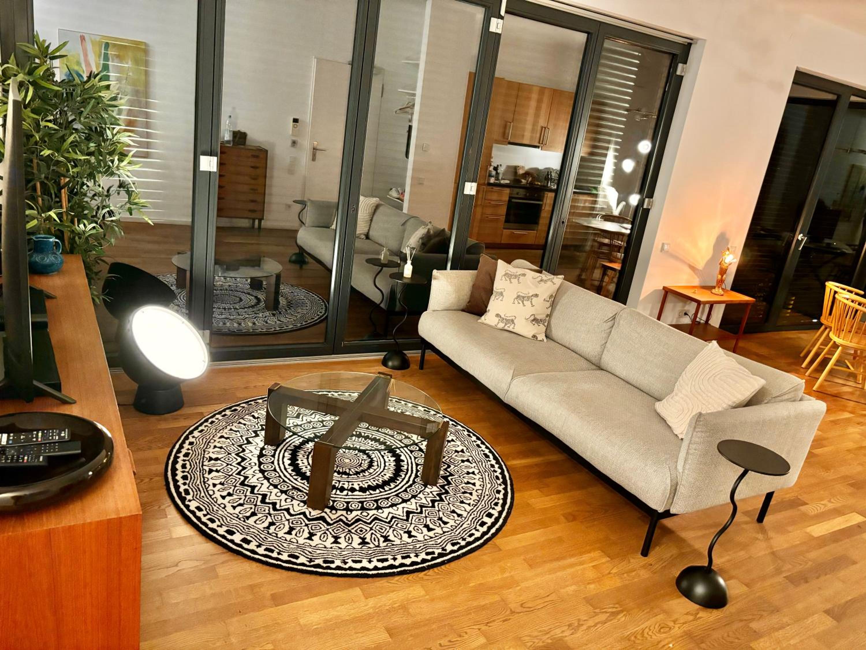 2 Bedroom Mauerpark-Apartment, Berlin Mitte View calendar
