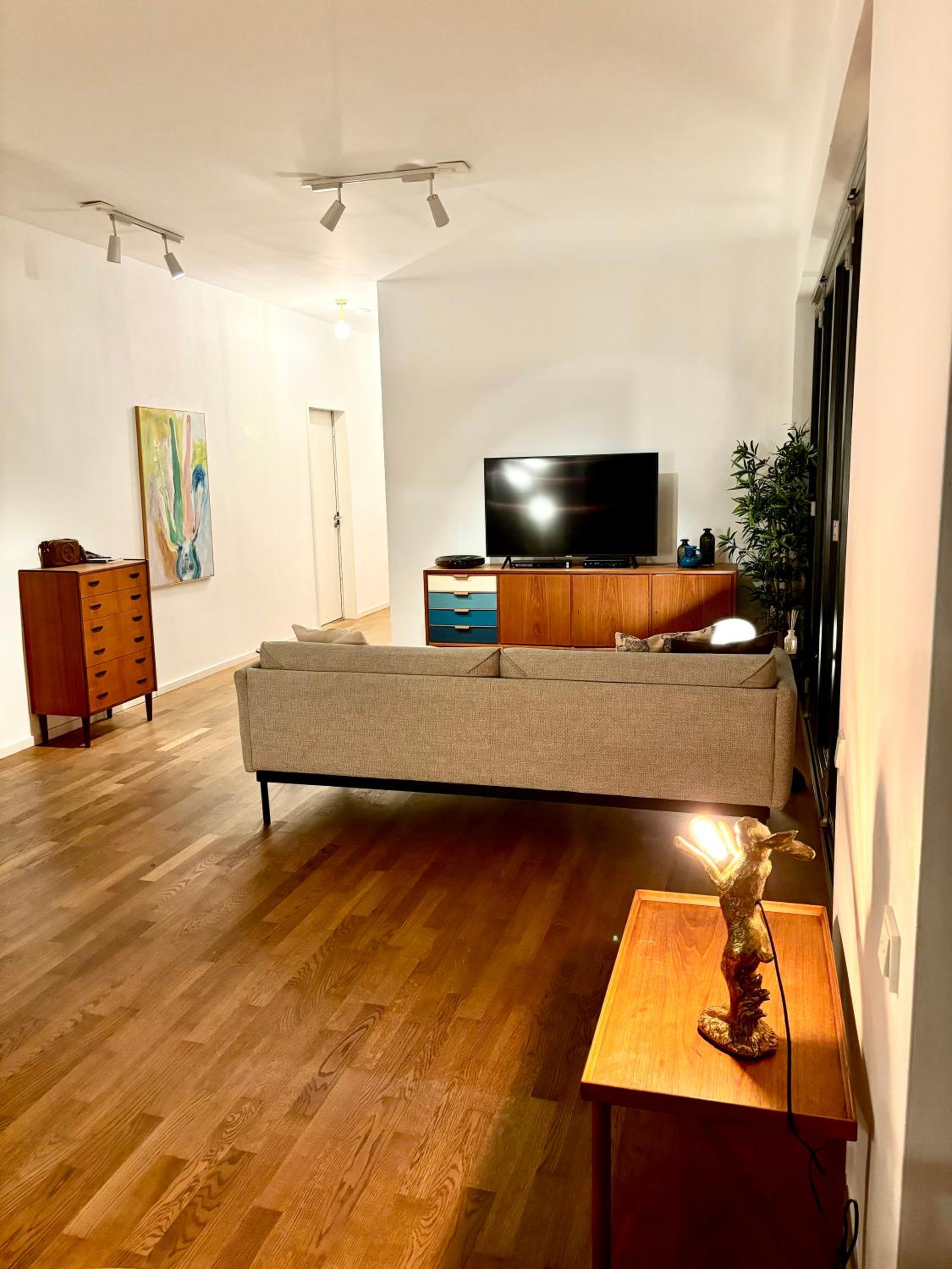 2 Bedroom Mauerpark-Apartment, Berlin Mitte View calendar