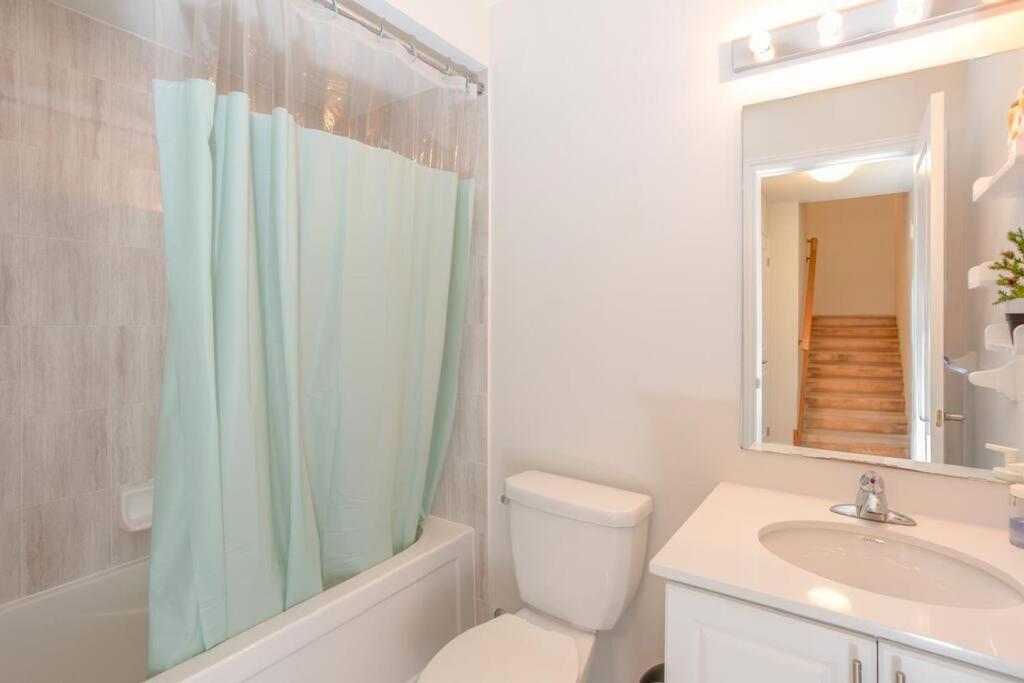 Cozy 2 Bedrooms Townhome in Oshawa