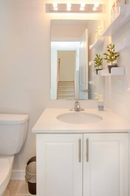 Cozy 2 Bedrooms Townhome in Oshawa