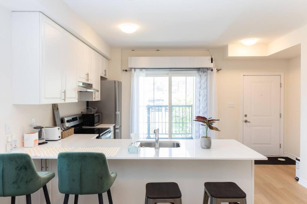 Cozy 2 Bedrooms Townhome in Oshawa