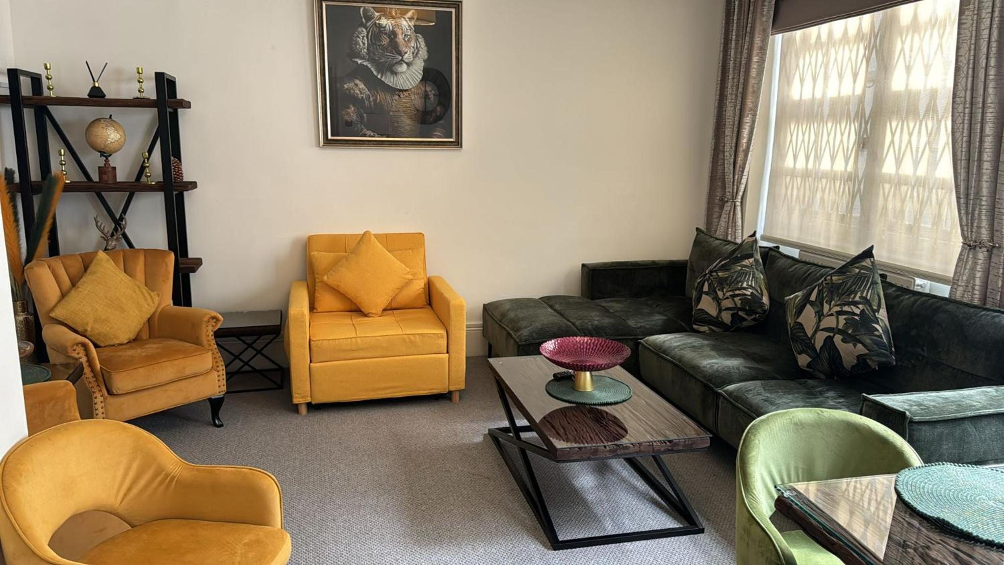 Stylish Retreat 2 Bed Lower Ground 2HS