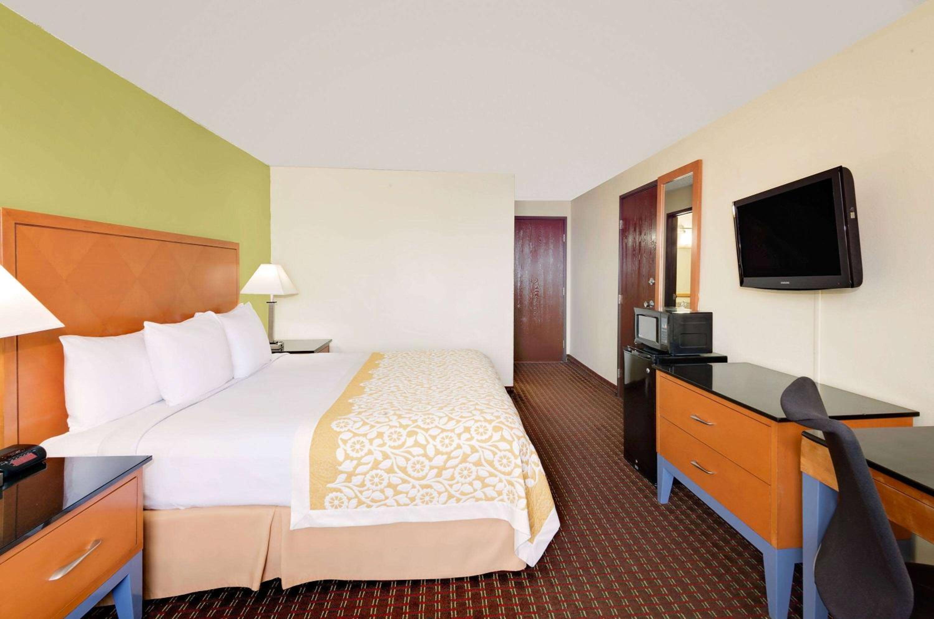 Days Inn by Wyndham Fort Dodge view 4