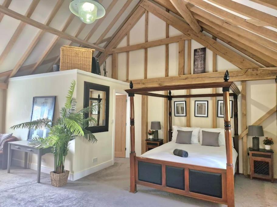 Dairy Cottage with hot tub & pizza oven