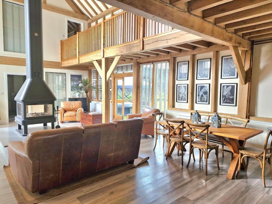 Dairy Cottage with hot tub & pizza oven