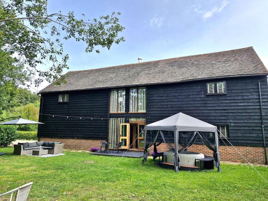 Dairy Cottage with hot tub & pizza oven