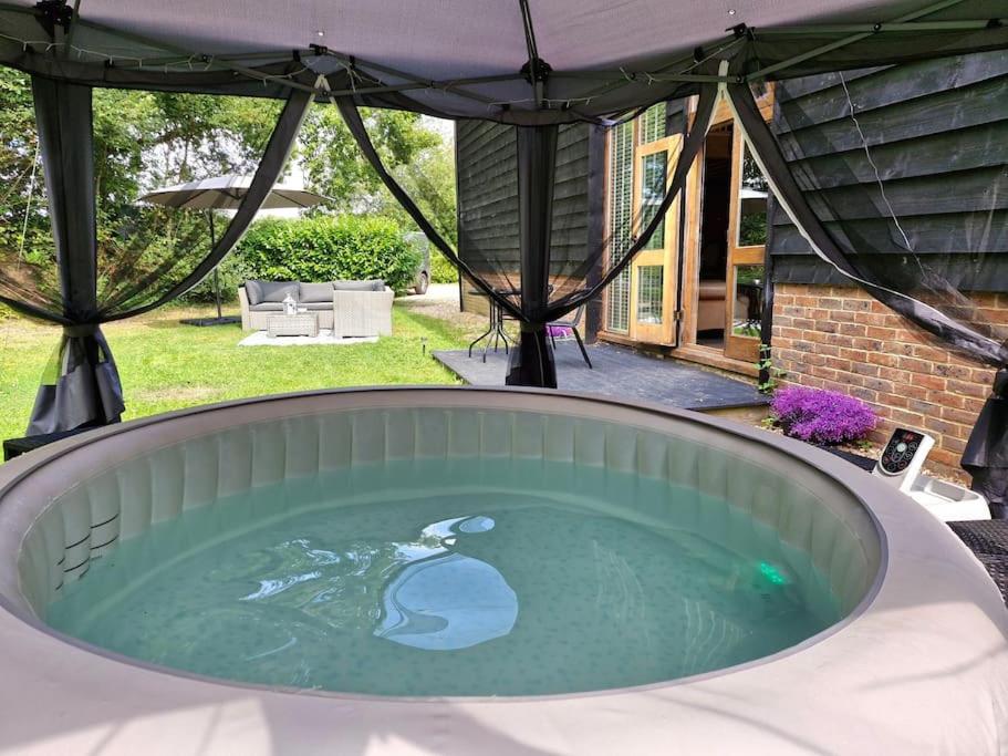 Dairy Cottage with hot tub & pizza oven