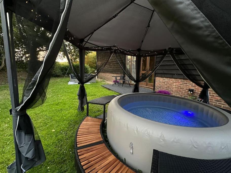 Dairy Cottage with hot tub & pizza oven