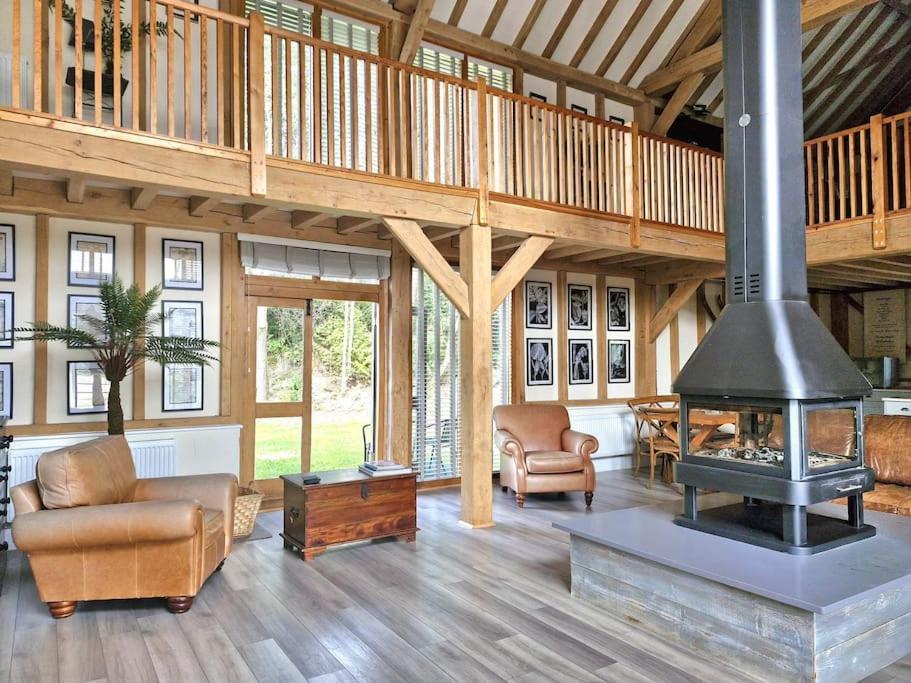Dairy Cottage with hot tub & pizza oven