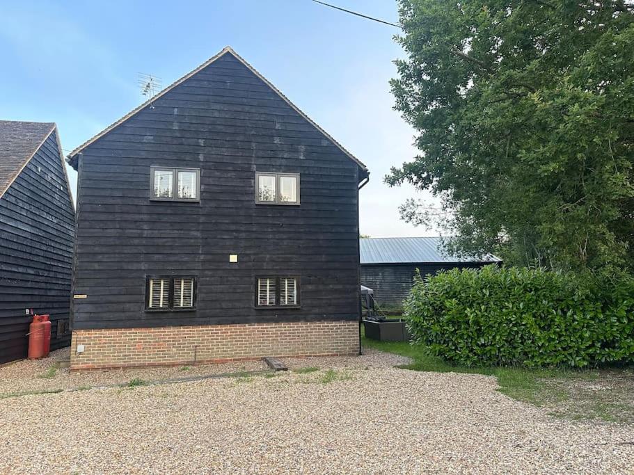 Dairy Cottage with hot tub & pizza oven
