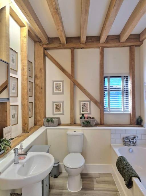 Dairy Cottage with hot tub & pizza oven