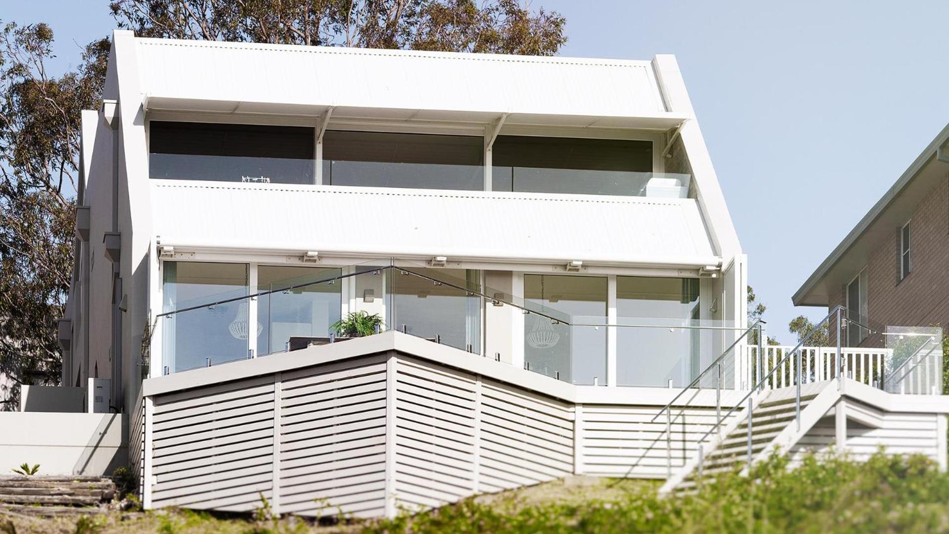 Hotel Riviera - Panoramic Water Views In The Heart Of Nelson Bay - Image 1