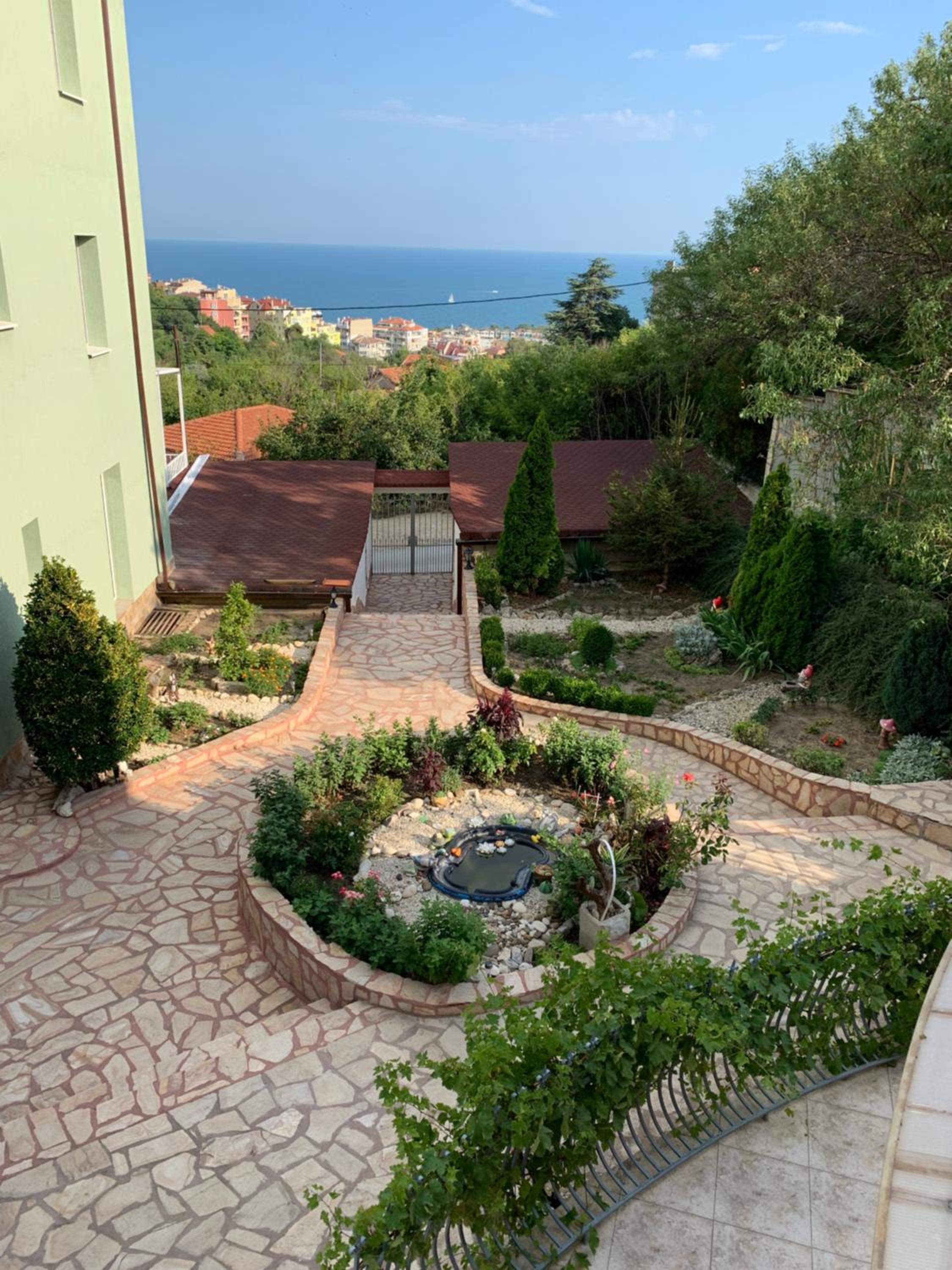 Sunray Guest House, Private Rooms & Apartment with Lovely Sea View