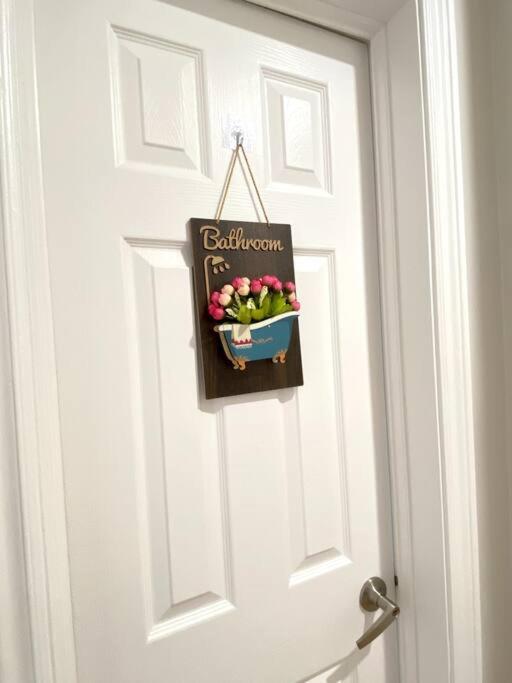Sunny House - Main Floor, Free parking, in Toronto