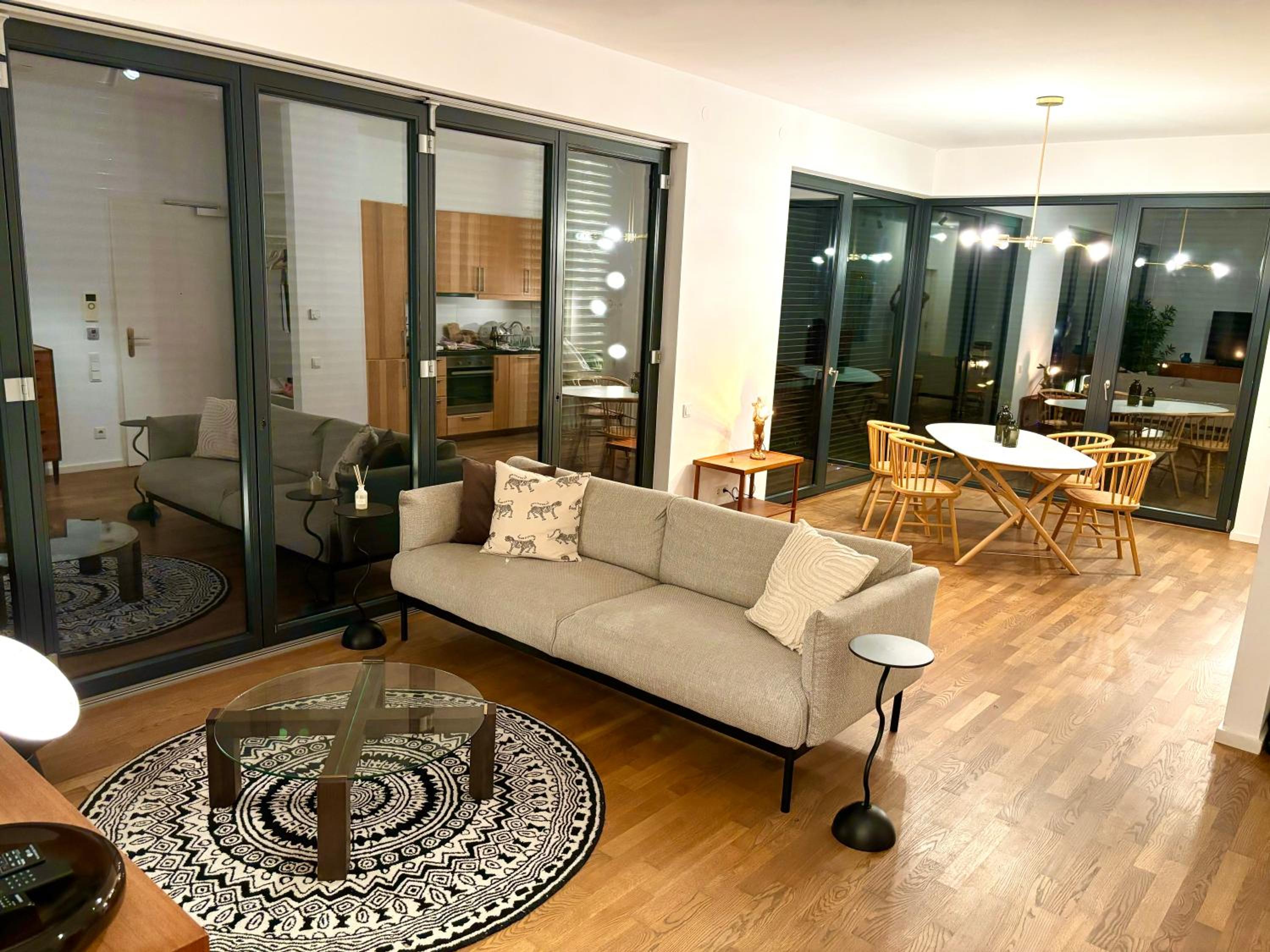 2 Bedroom Mauerpark-Apartment, Berlin Mitte View calendar