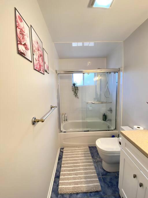 Sunny House - Main Floor, Free parking, in Toronto