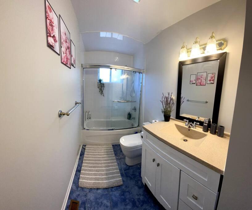 Sunny House - Main Floor, Free parking, in Toronto