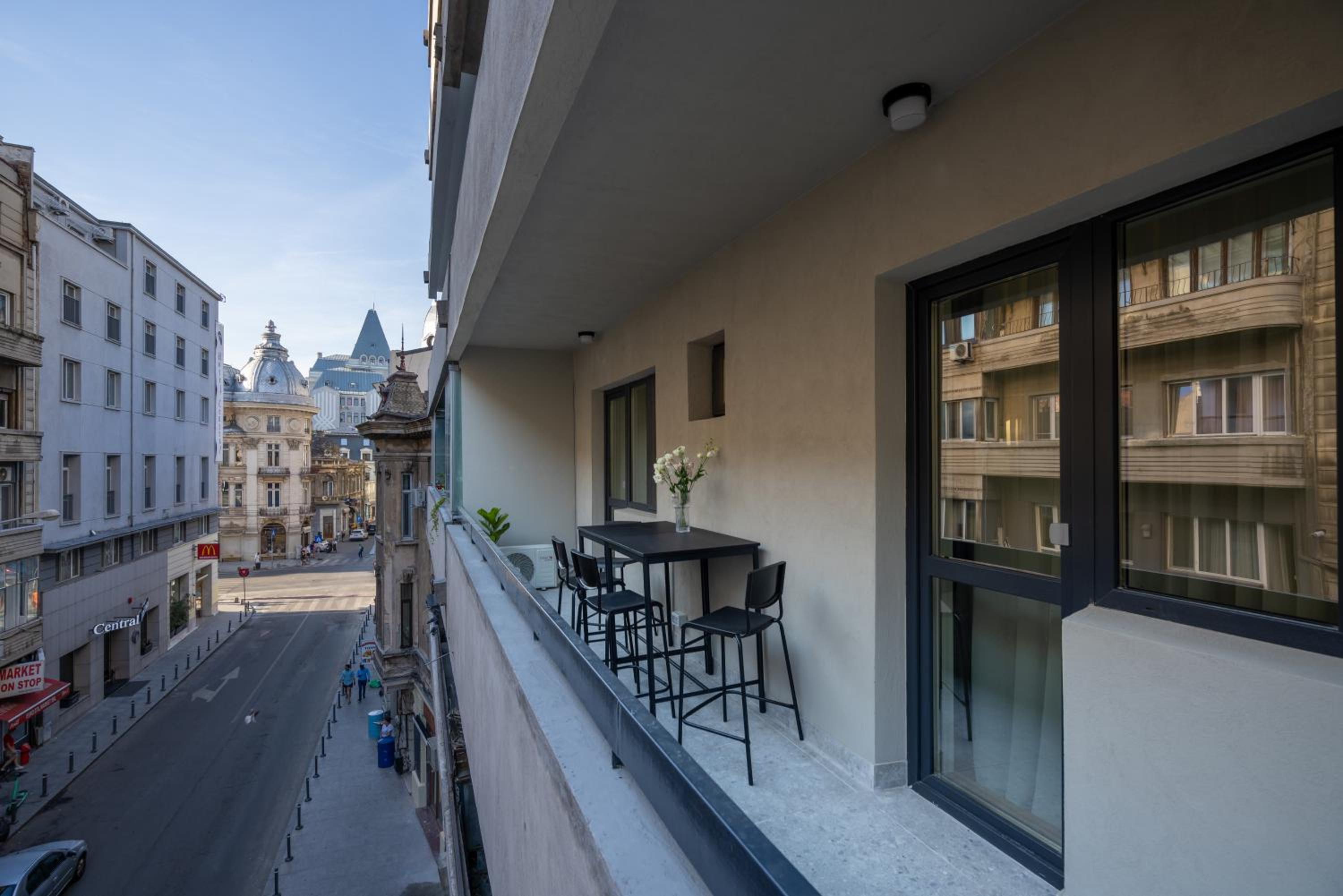Deluxe 2BR mid or long term OldCity view 3