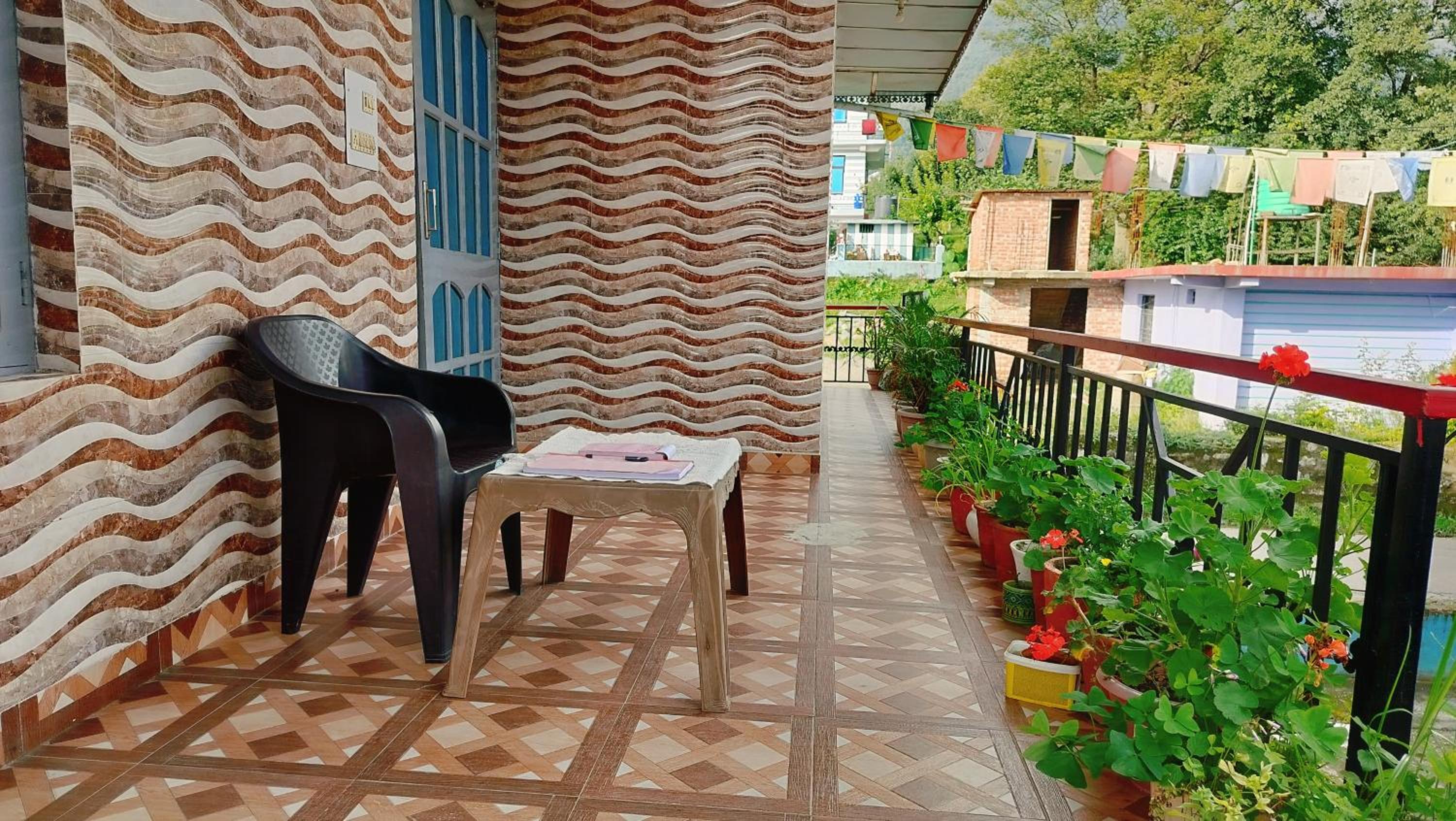 Vivek Home Stay, Bir Colony Chaugan view 2