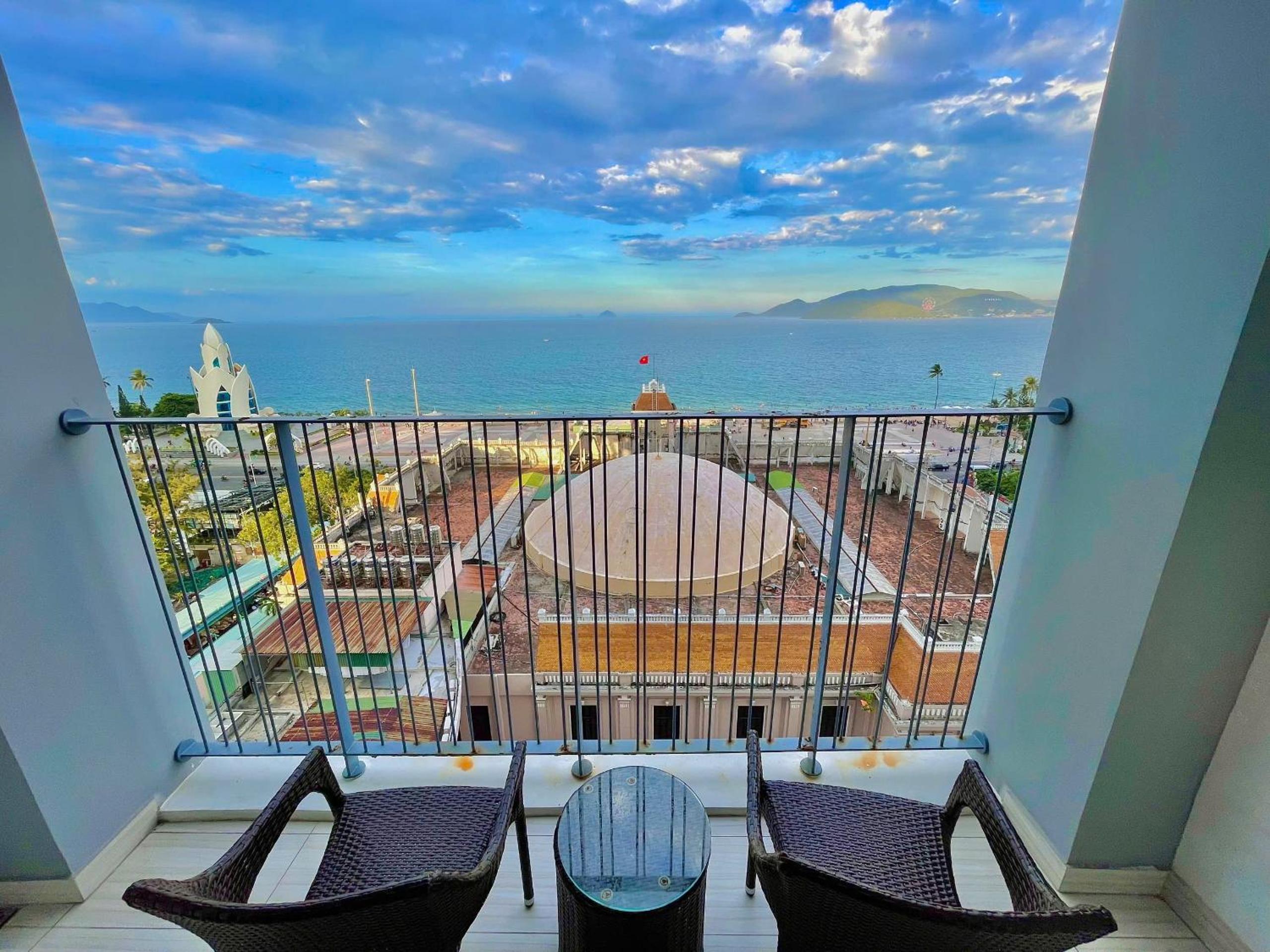 Cozy Panorama Apartment In Front of the City Center Beach