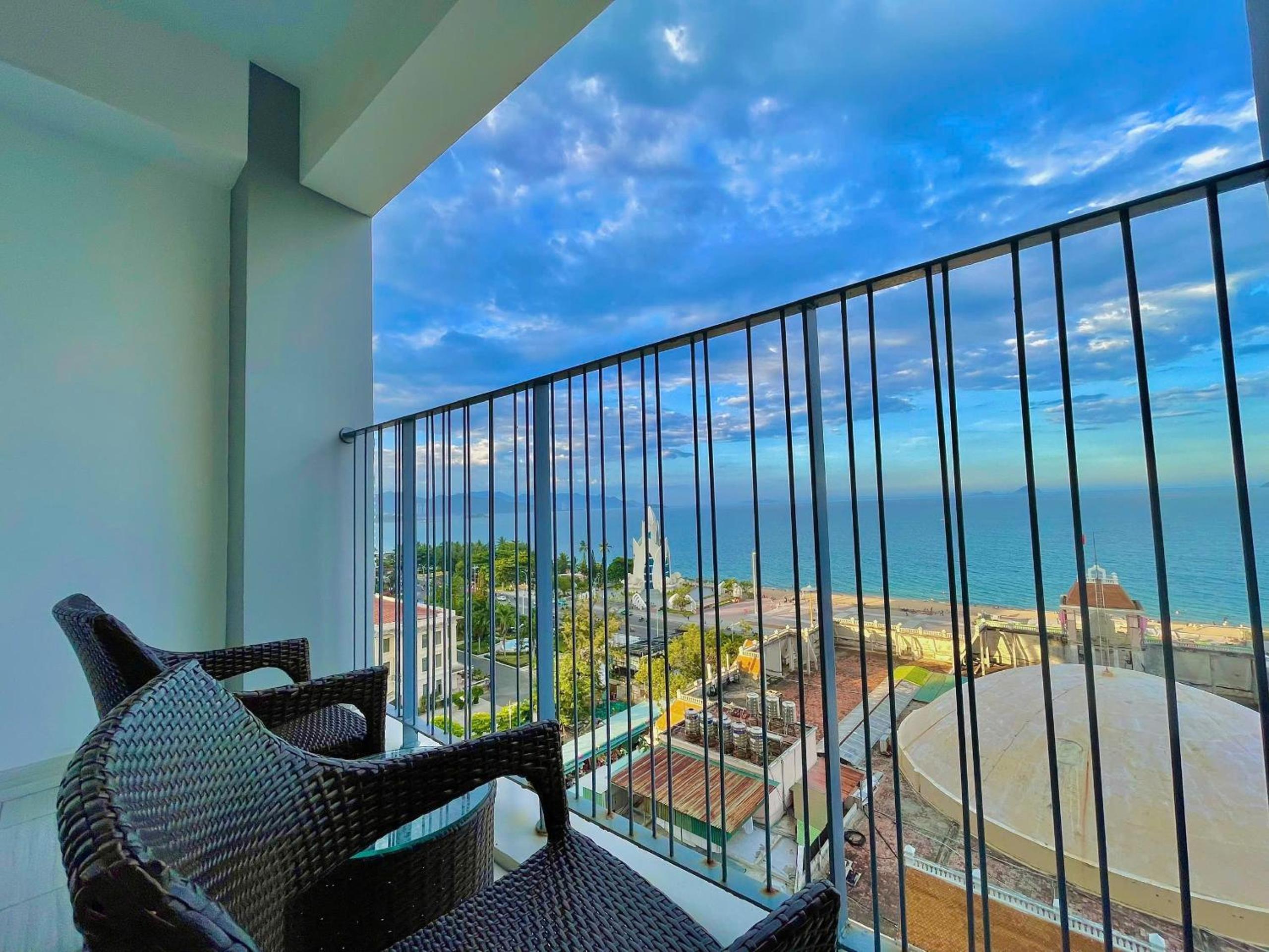 Cozy Panorama Apartment In Front of the City Center Beach