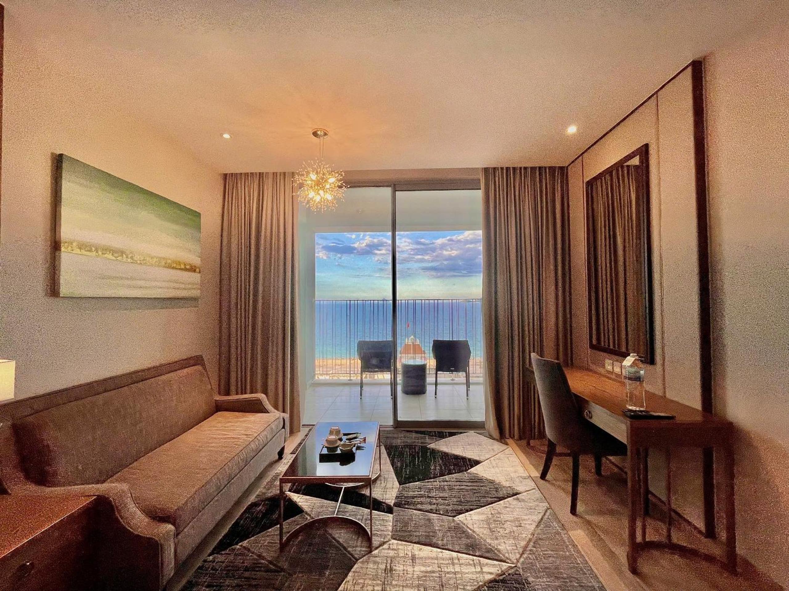 Cozy Panorama Apartment In Front of the City Center Beach