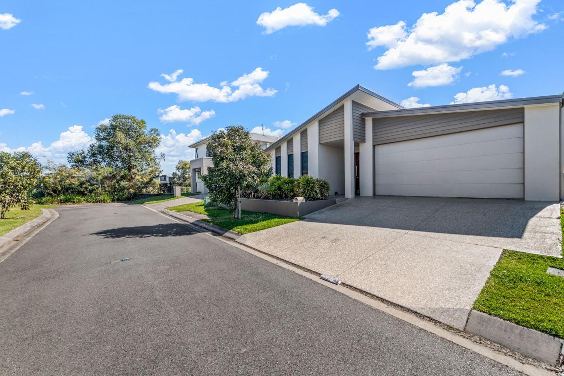 4 bedroom home with pool and pet friendly