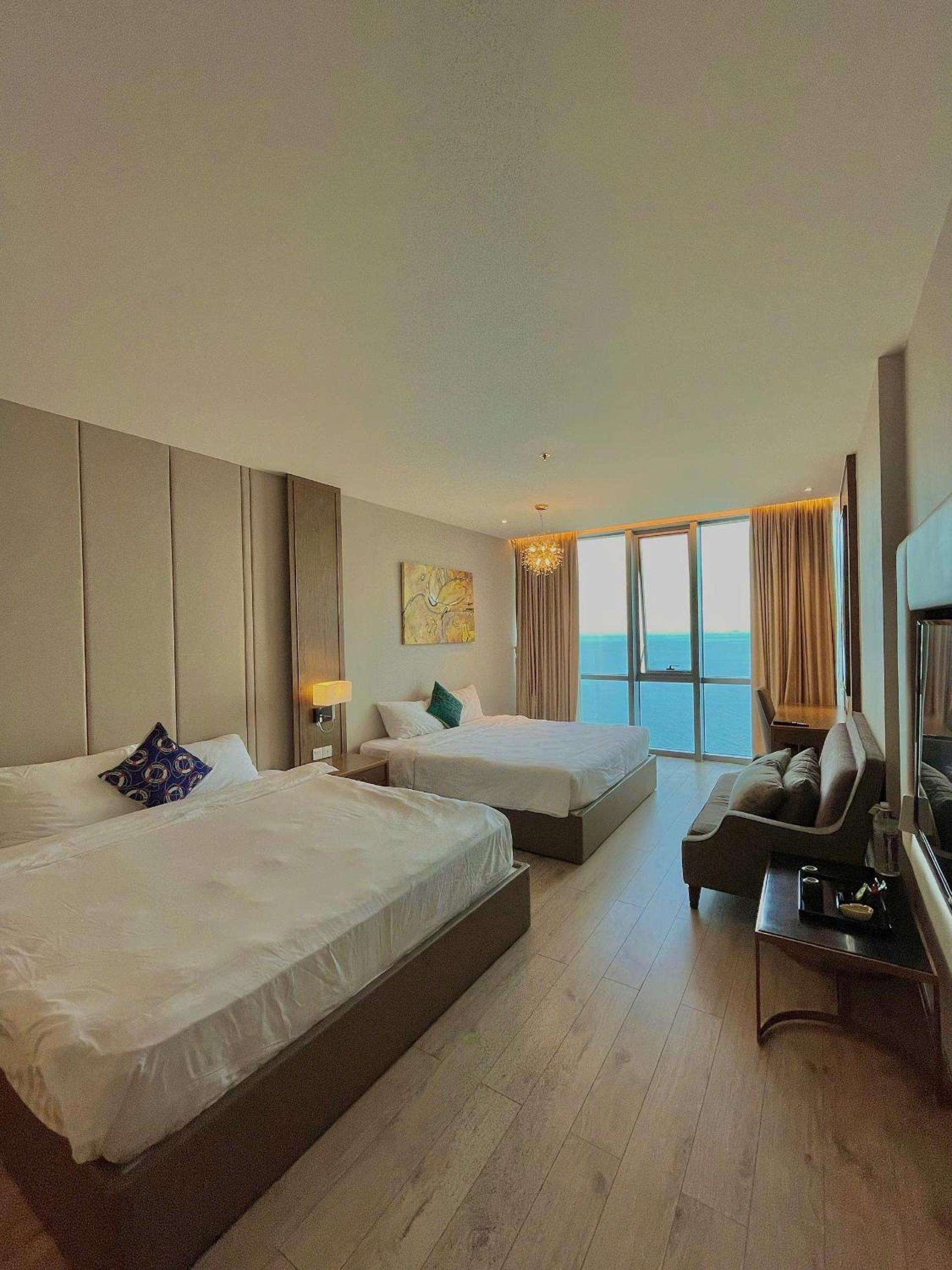 Cozy Panorama Apartment In Front of the City Center Beach