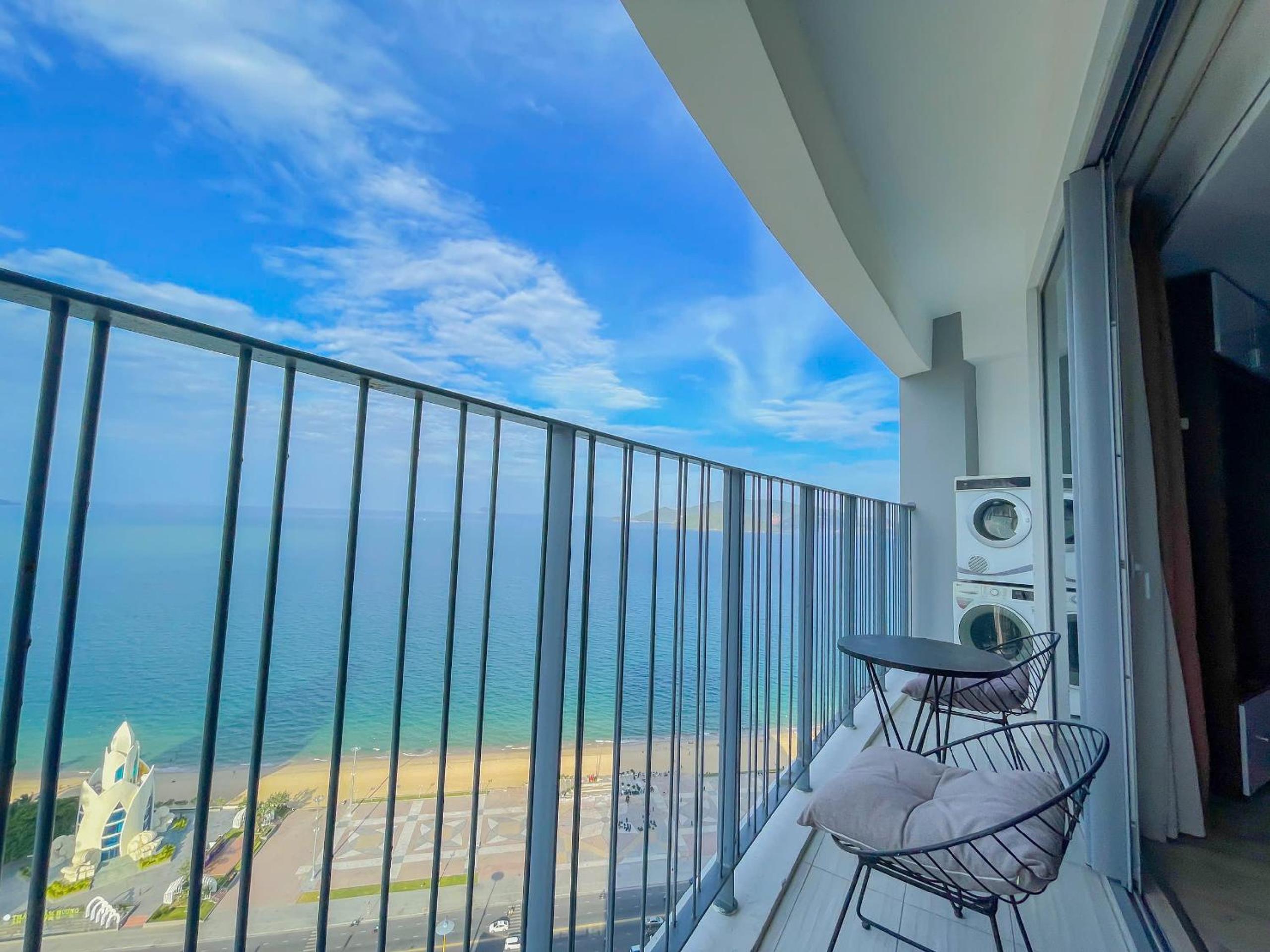 Cozy Panorama Apartment In Front of the City Center Beach