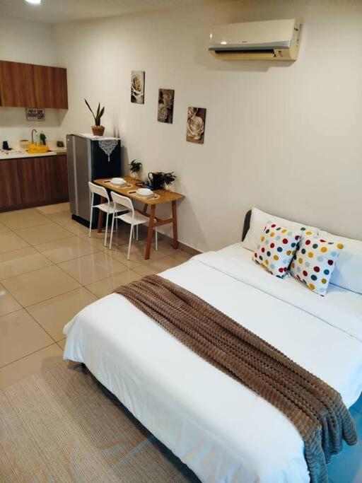 CozyHaven Minimalist QueenStudio Free Private Parking Netflix