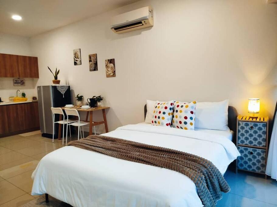 CozyHaven Minimalist QueenStudio Free Private Parking Netflix