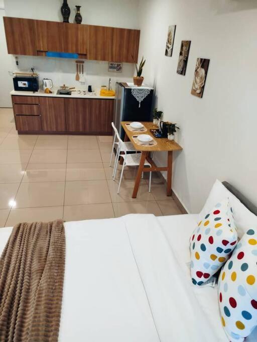 CozyHaven Minimalist QueenStudio Free Private Parking Netflix