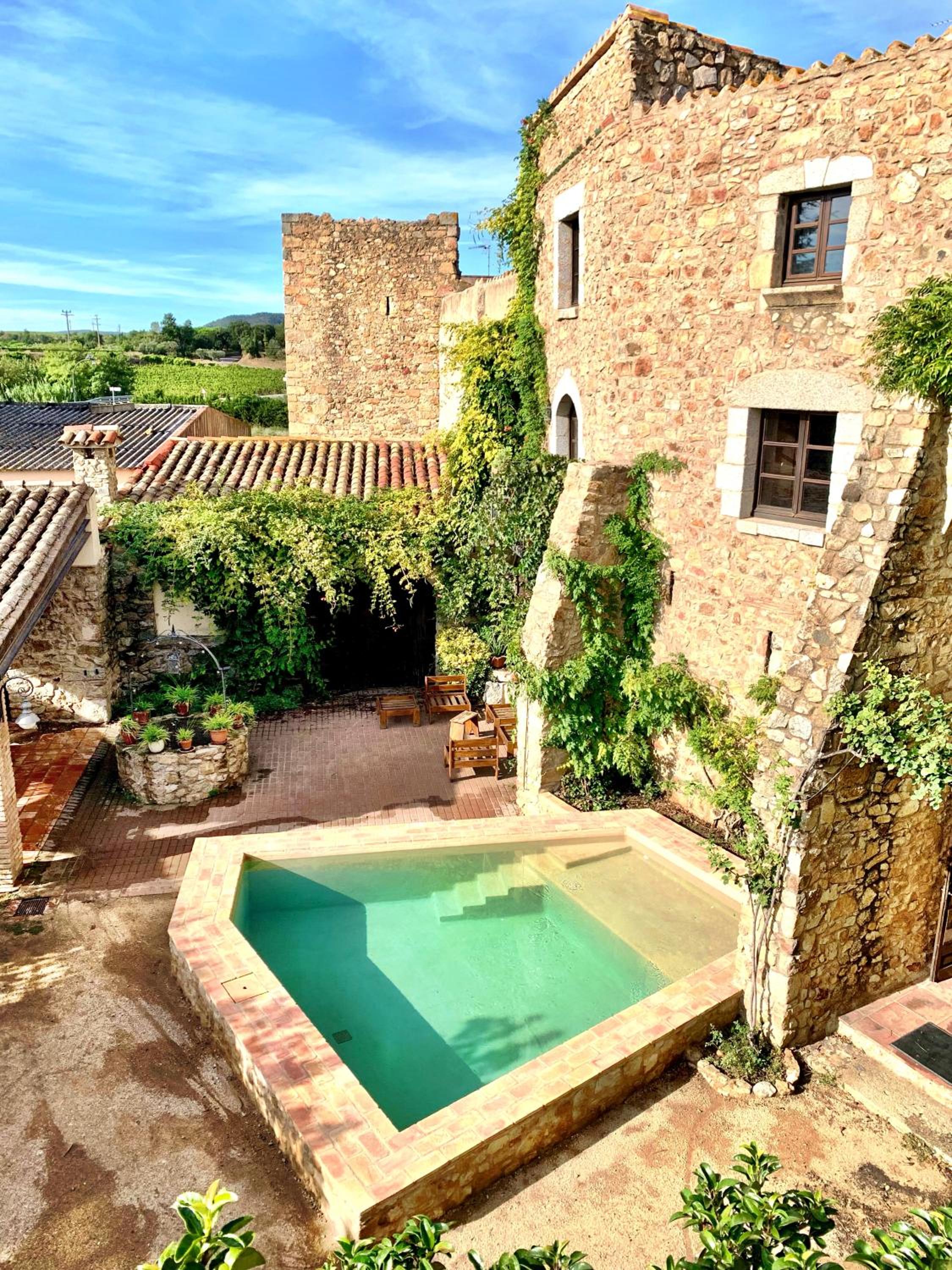 Els Racons del Fort Castle hosting up to 18 people view 2