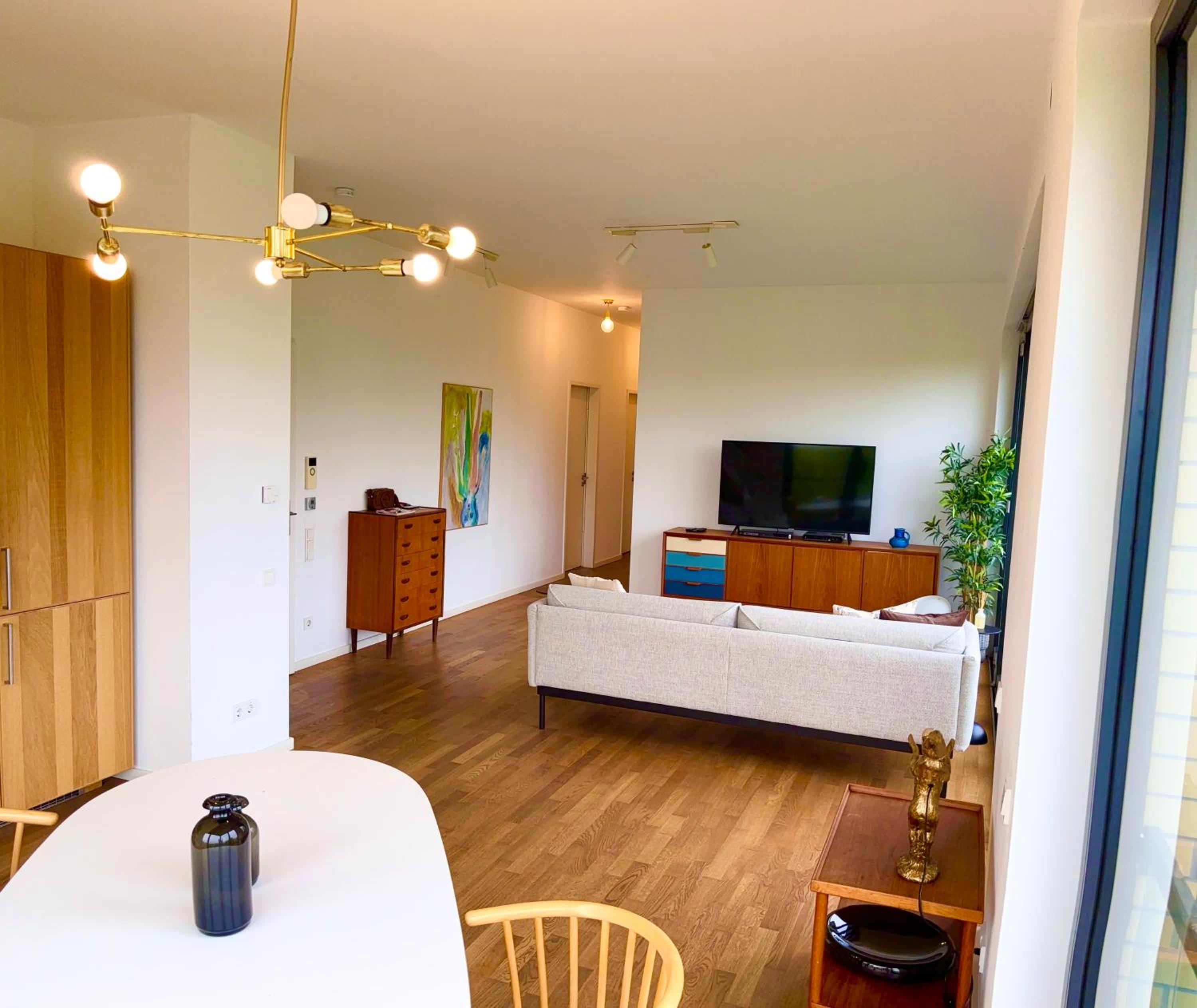 2 Bedroom Mauerpark-Apartment, Berlin Mitte View calendar
