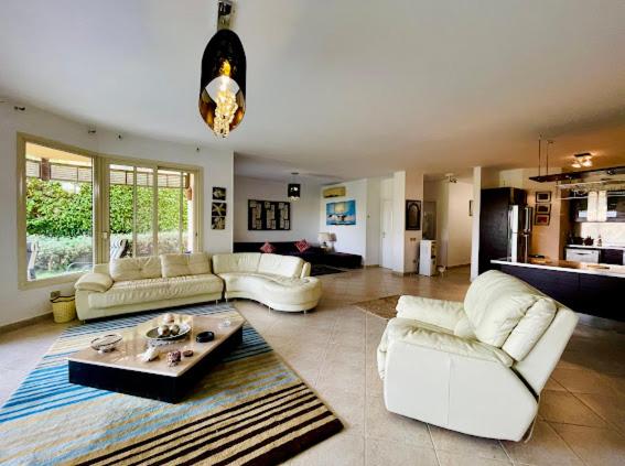 Spacious Villa lake view 6 Bedrooms Einbay Resort view 2