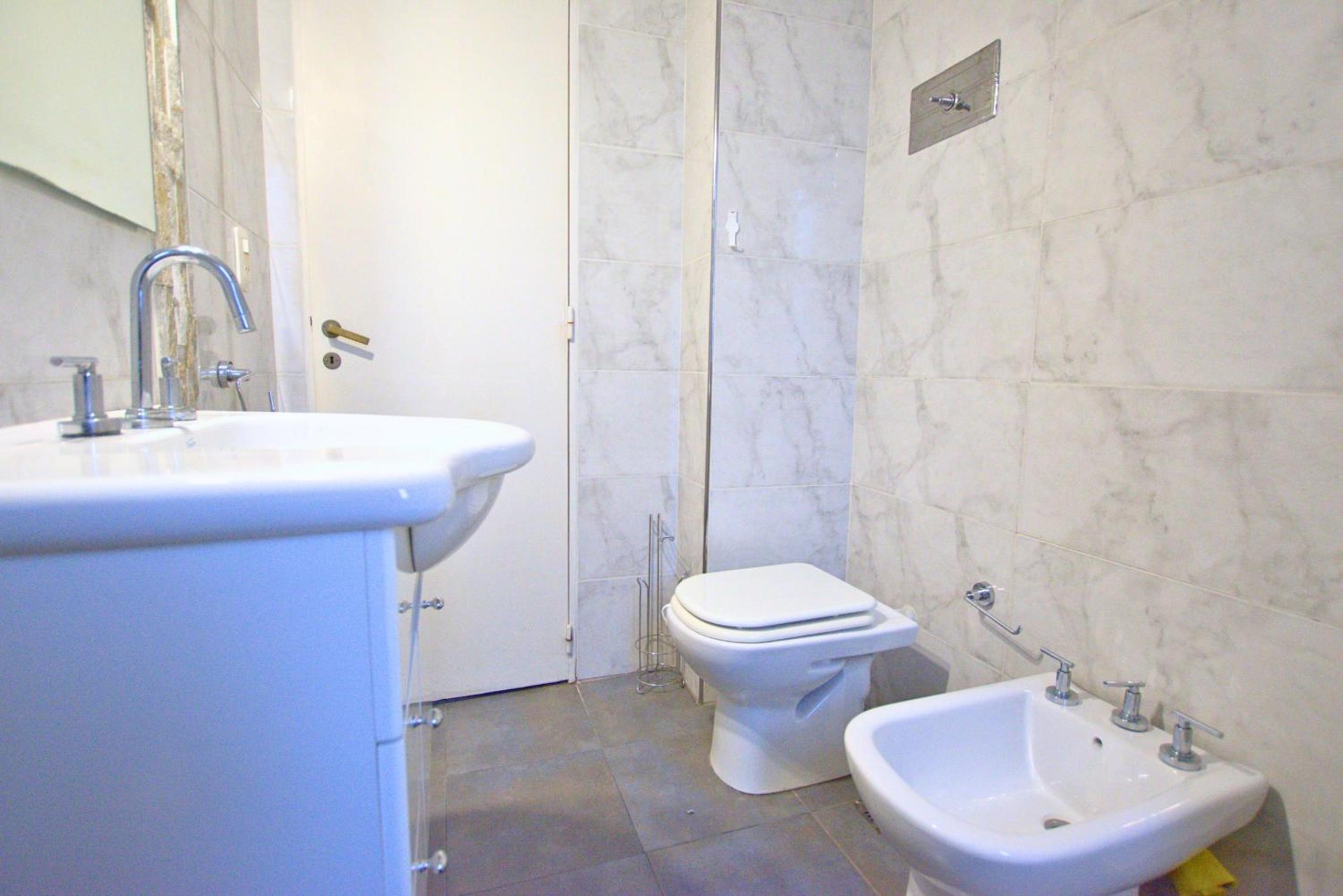 Cómodo y luminoso, 1 dormitorio, cocina, balcón