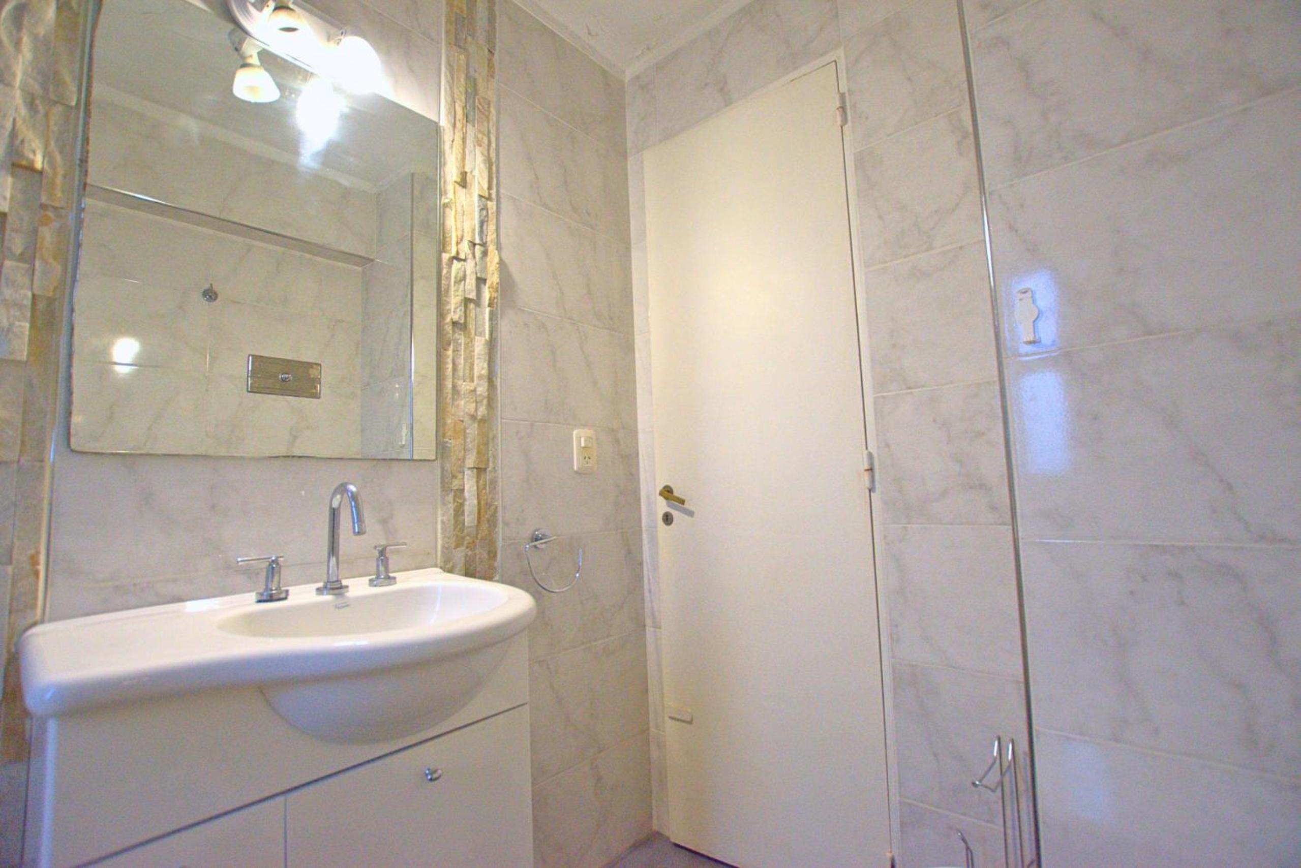 Cómodo y luminoso, 1 dormitorio, cocina, balcón