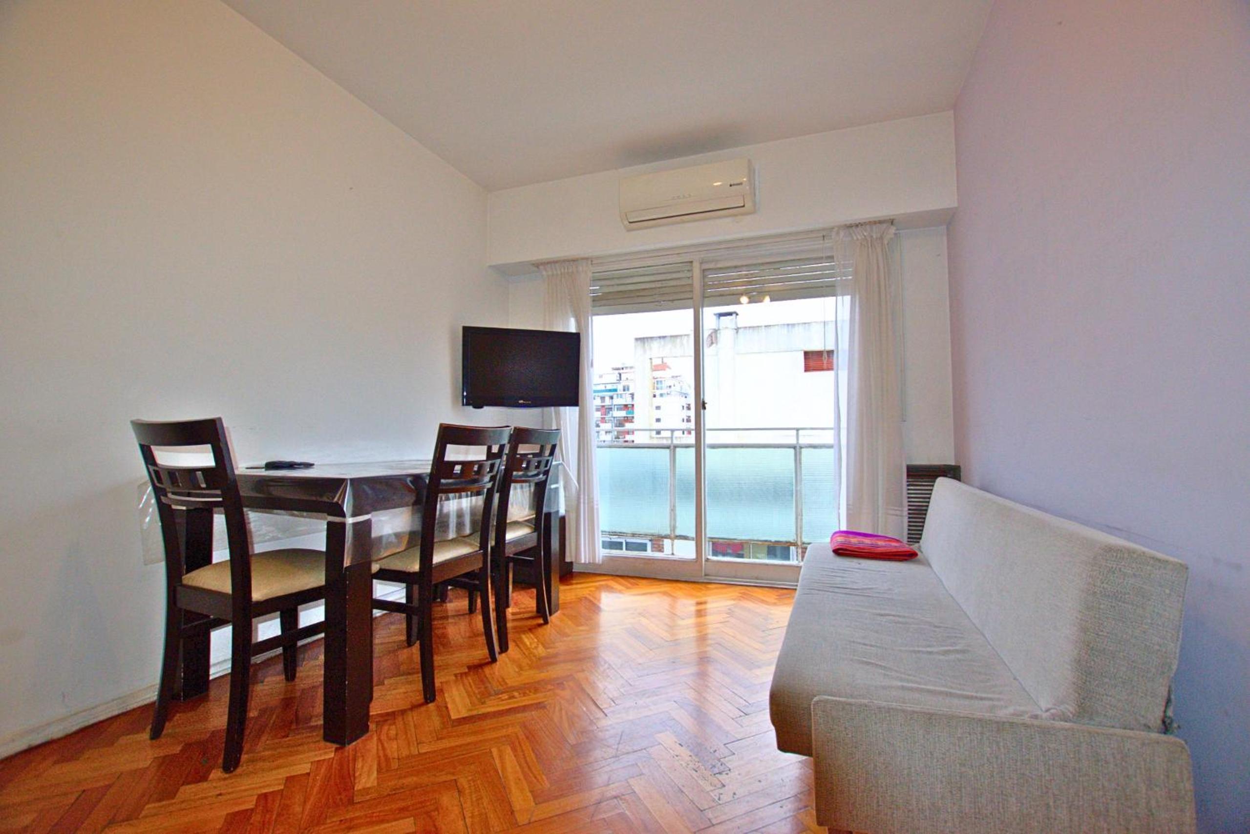 Cómodo y luminoso, 1 dormitorio, cocina, balcón