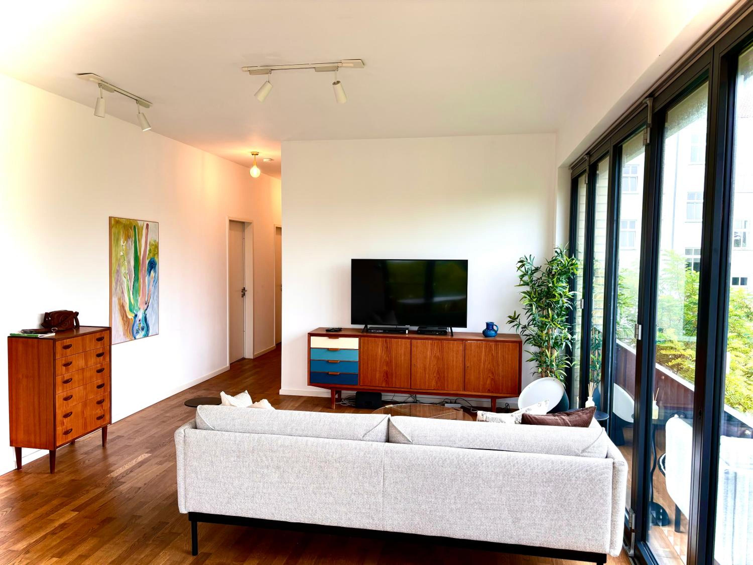 2 Bedroom Mauerpark-Apartment, Berlin Mitte View calendar