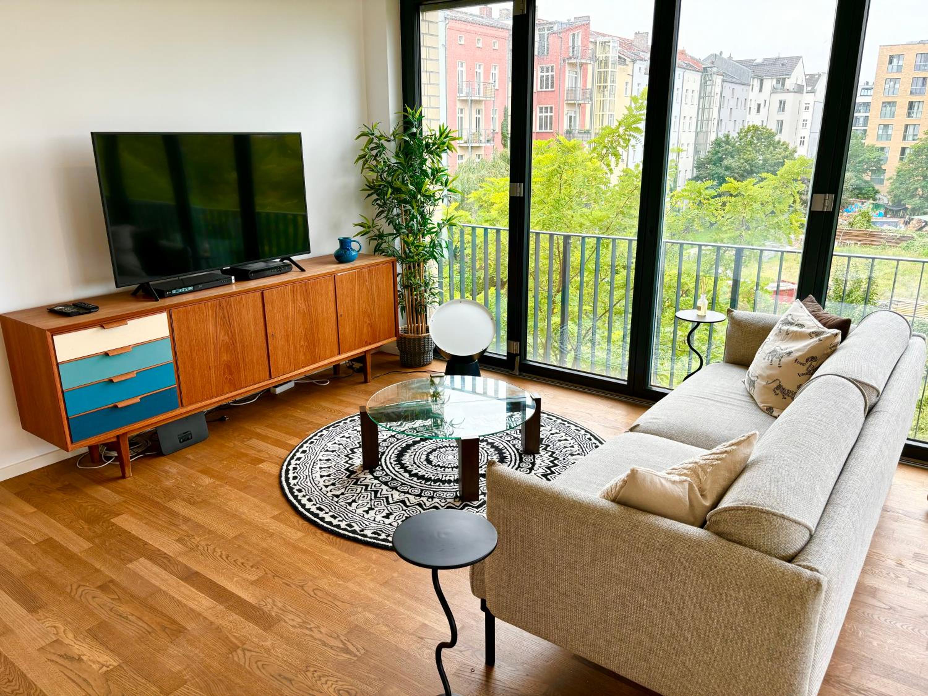 2 Bedroom Mauerpark-Apartment, Berlin Mitte View calendar