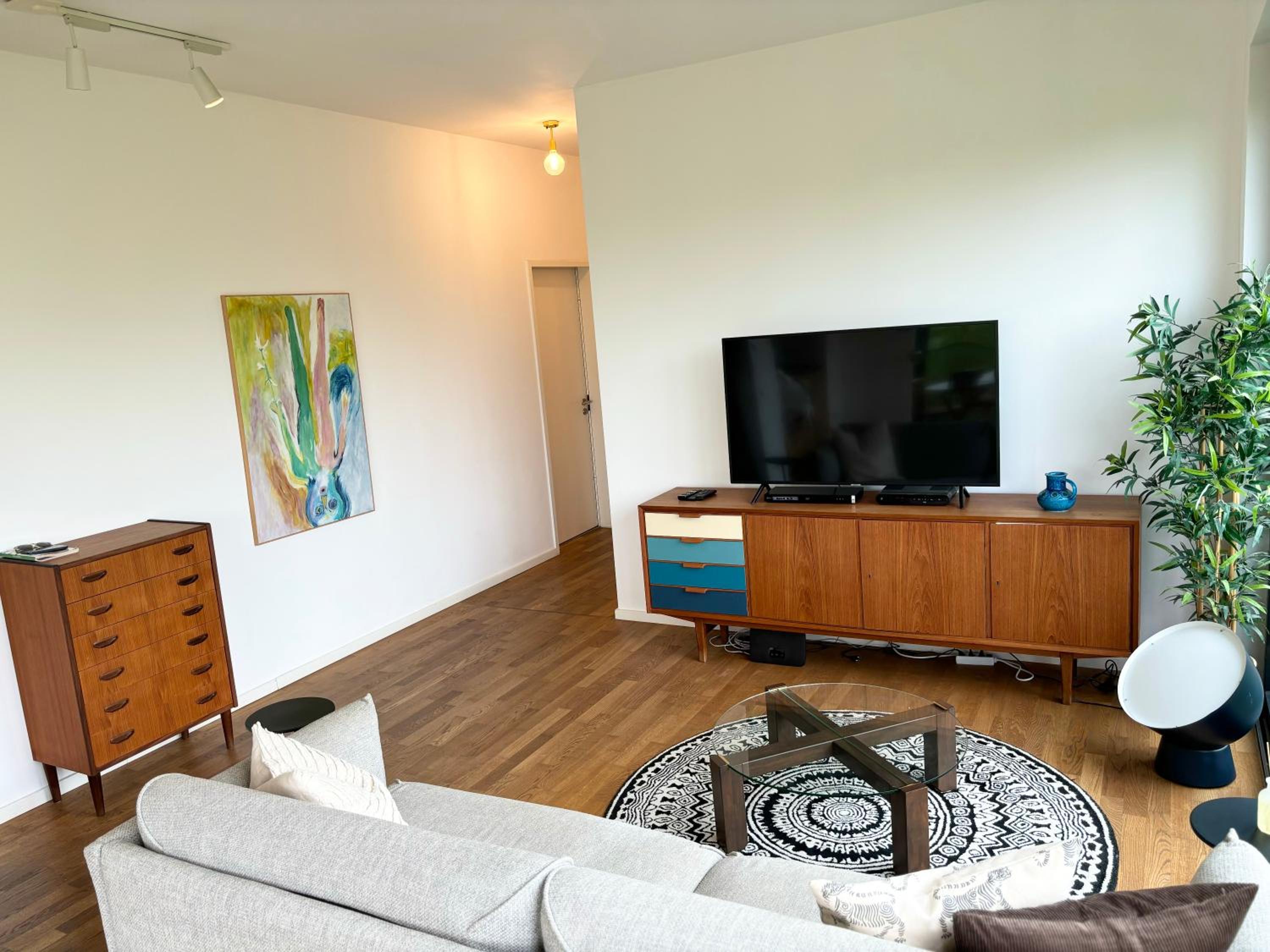 2 Bedroom Mauerpark-Apartment, Berlin Mitte View calendar