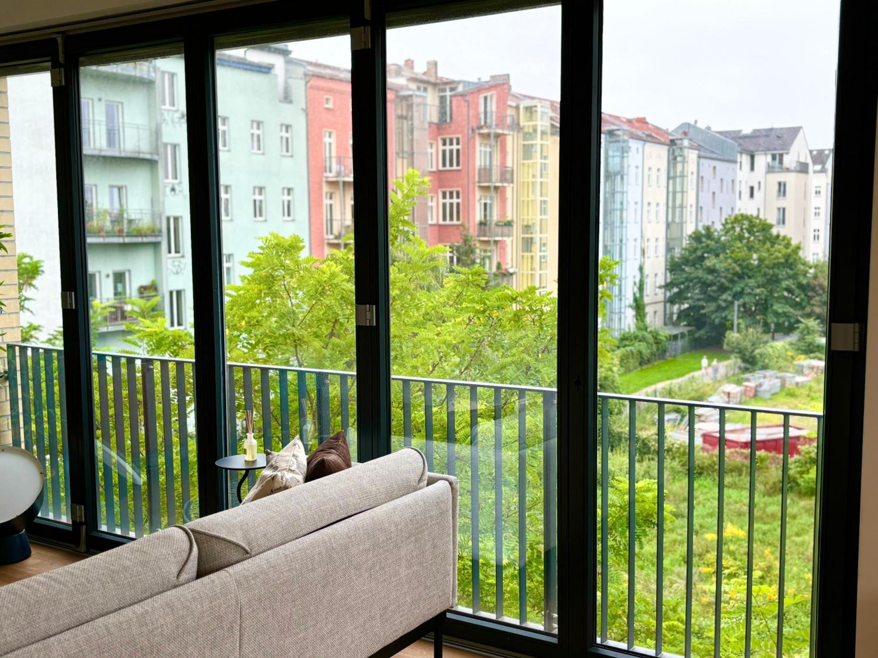 2 Bedroom Mauerpark-Apartment, Berlin Mitte View calendar
