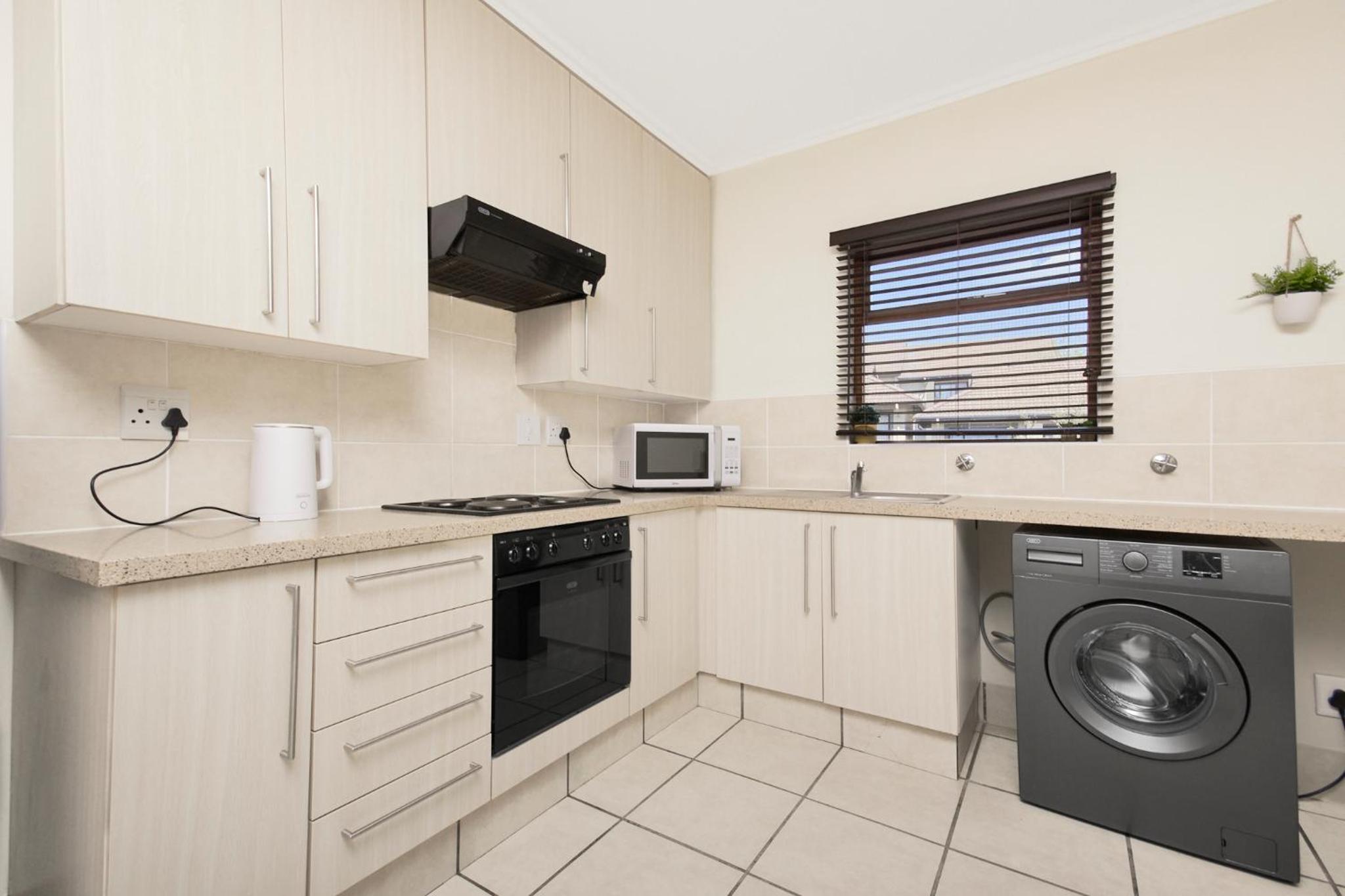 Modern One-Bedroom Flat in Fourways - Ideal for Professionals view 3