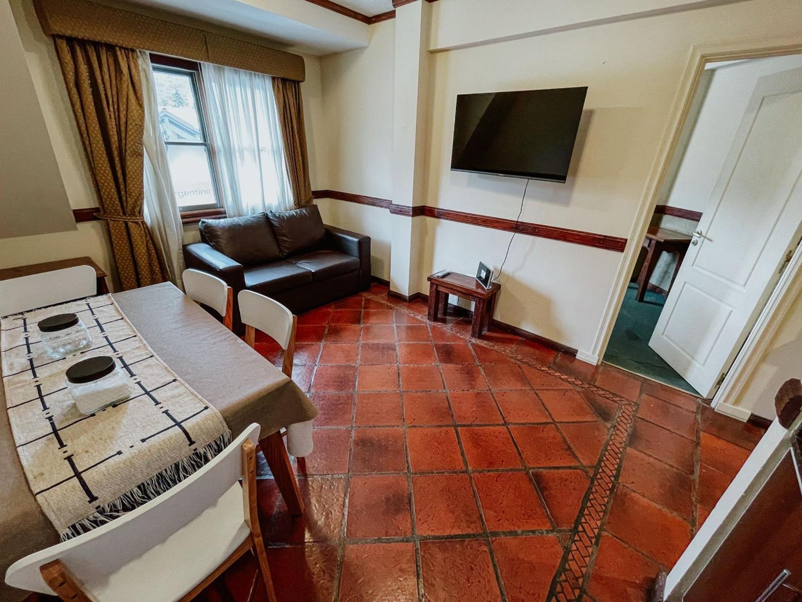 Viejo Lobo - Aunaisin apartamento sobre calle principal