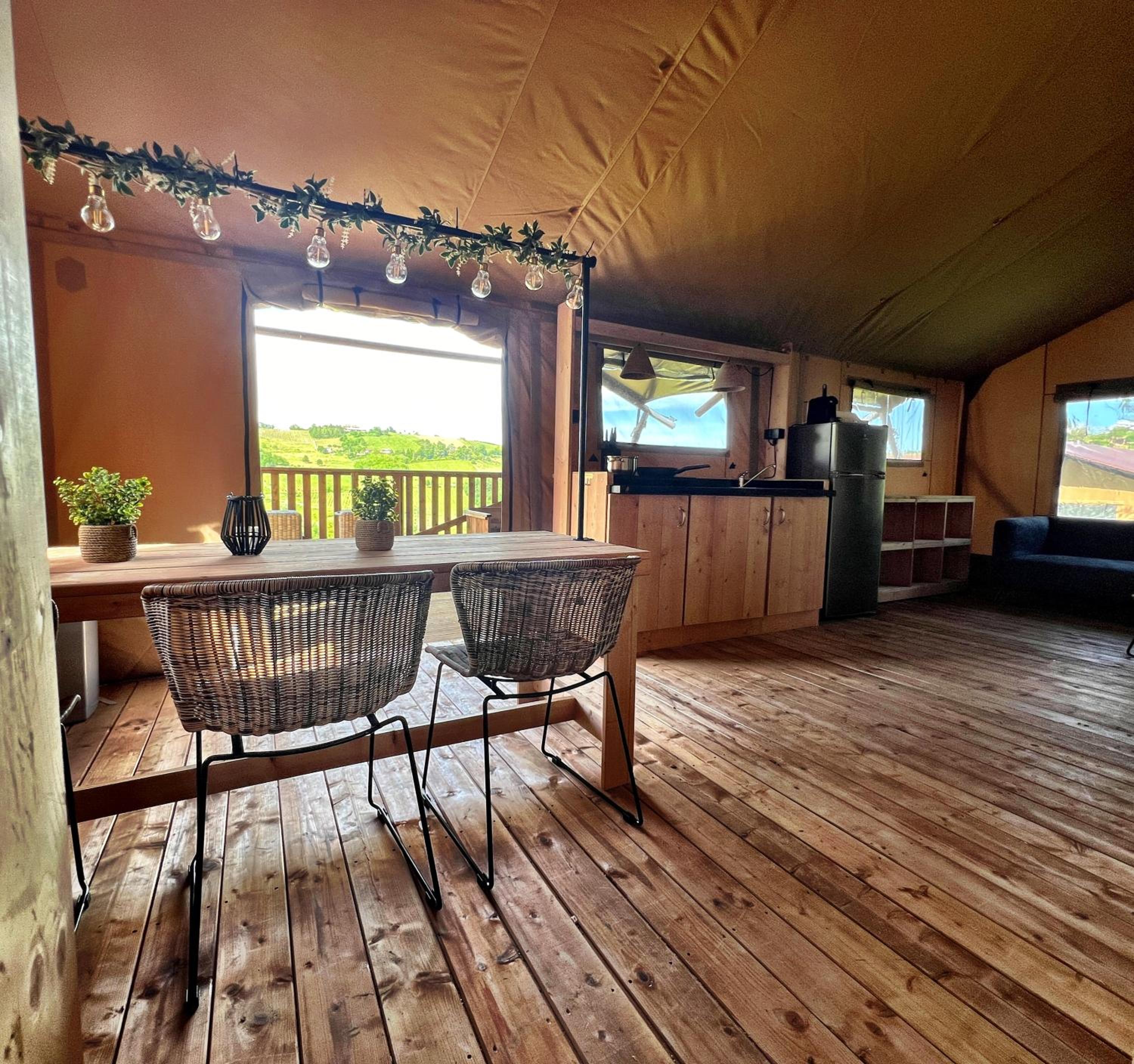 Luxe 5p Glamping tent in de wijngaarde view 5