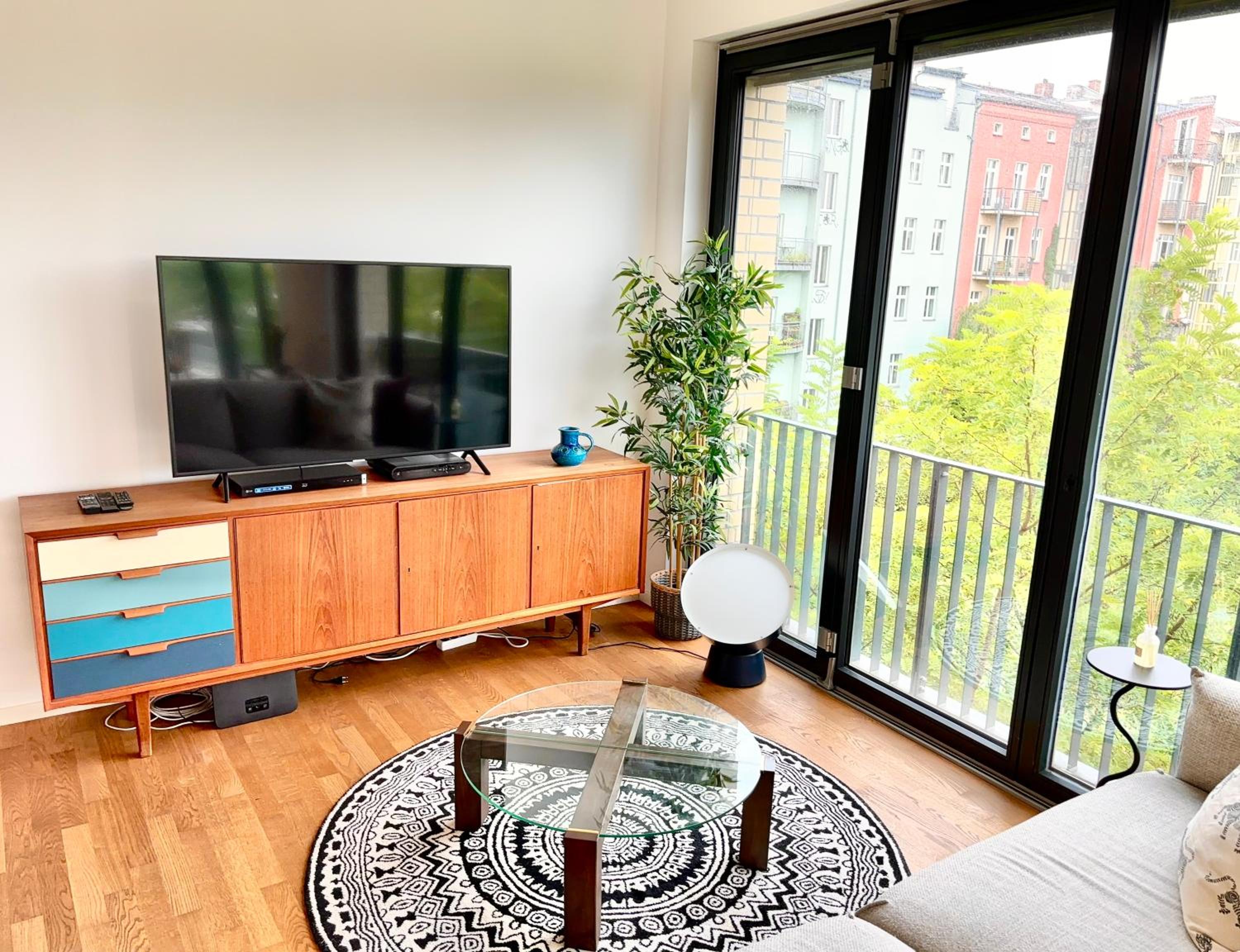 2 Bedroom Mauerpark-Apartment, Berlin Mitte View calendar